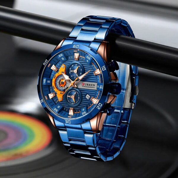 Reloj azul colgando en una barra.